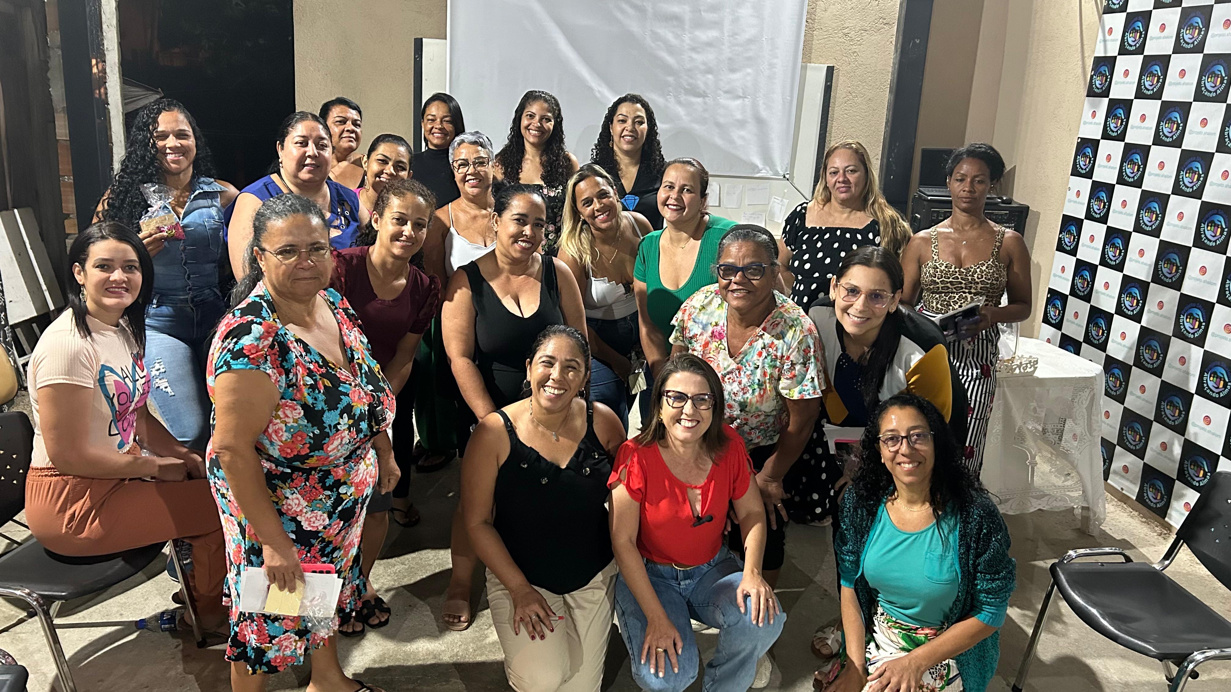 Grupo de mulheres reunidas em evento do Projeto Shalom