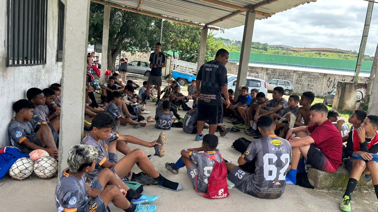 Treinador conversando com jovens jogadores