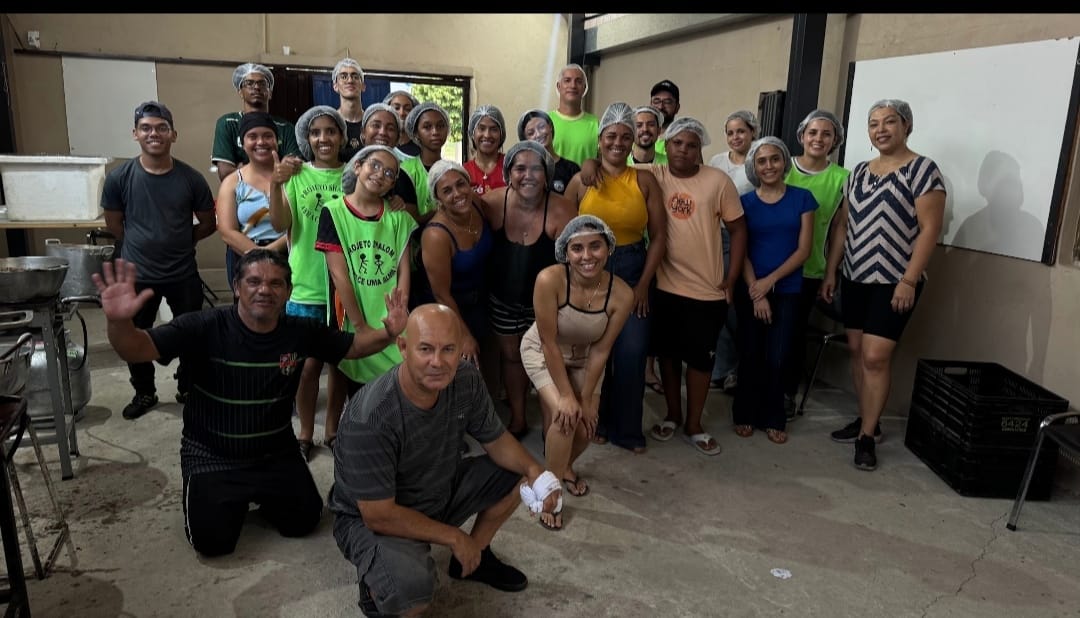 Voluntários preparando alimentos para ação social