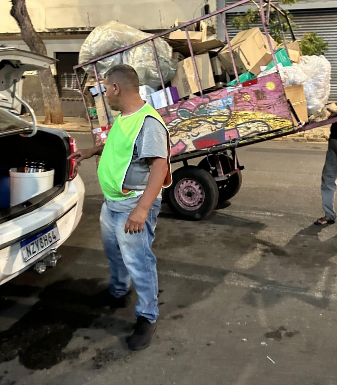 Voluntário com colete verde realizando ação social