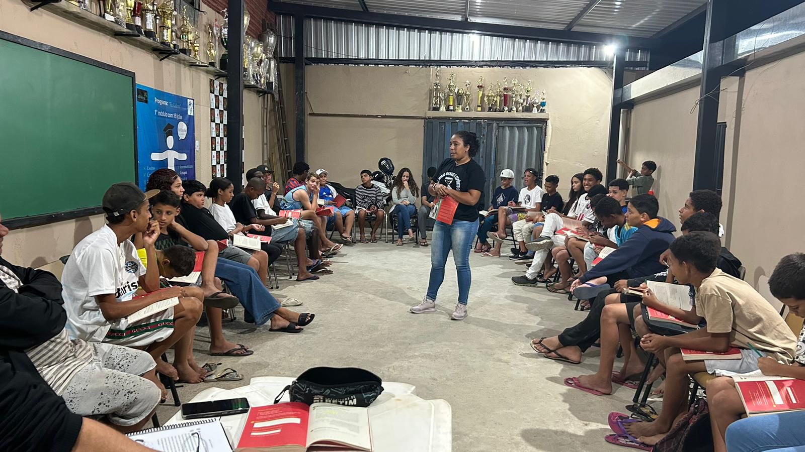 Jovens líderes com livros Líderes em Ação